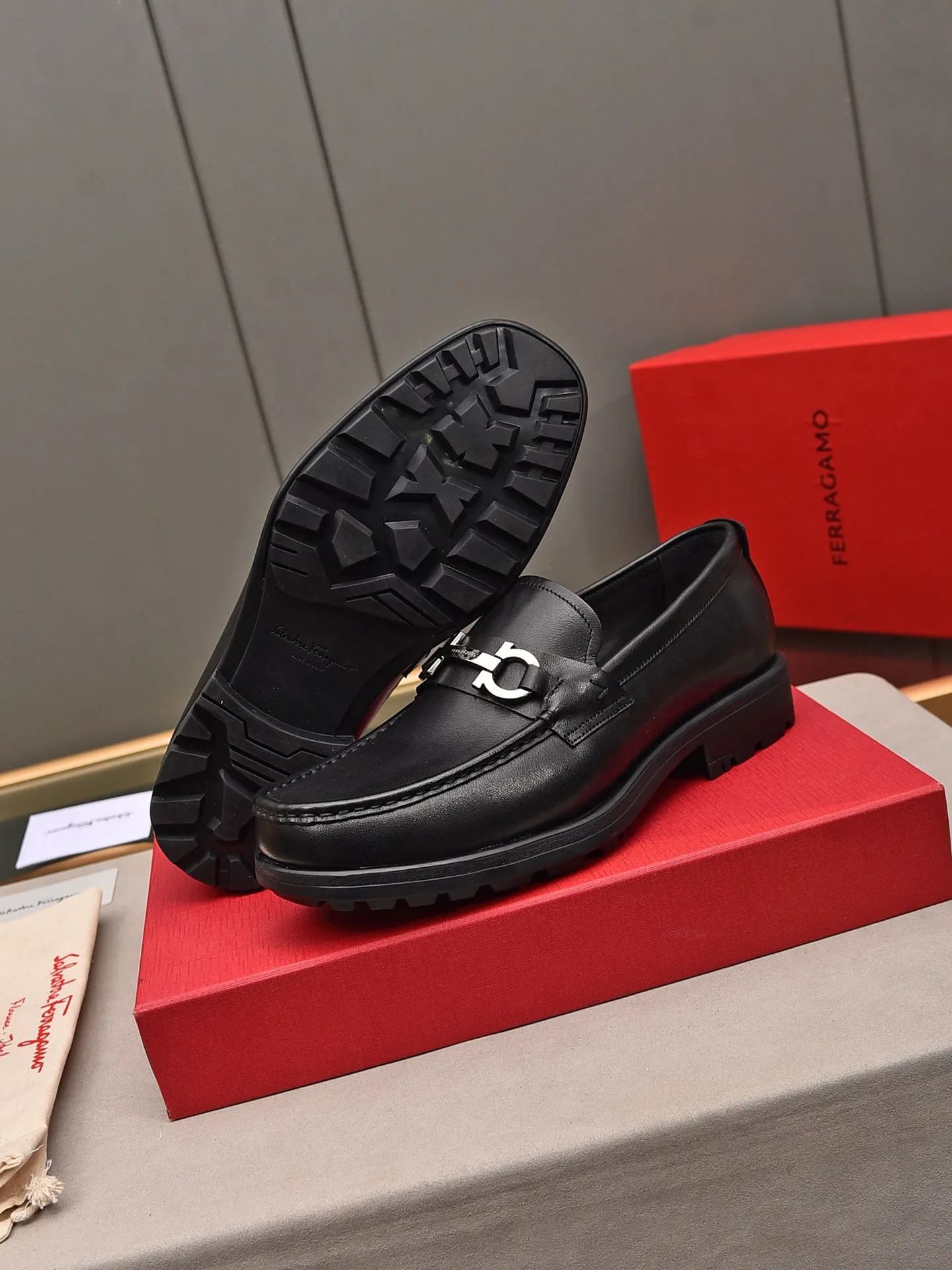 Men's shoes 💰: 500 Brand: Ferragamo Size: Men's size 38/44 (45 can be customized) Grade: Same style as the official website High-end quality men's shoes Material: Original first-layer calfskin Water-dyed cowhide lining Original outsole Style categories: Men's fashionable formal business casual leather shoes Slip-on men's shoes high-top series Young fashion European and American trends British style Casual matching Comfortable feet